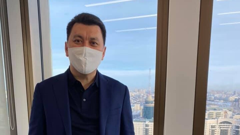 Ерлану Карину ввели вторую дозу казахстанской вакцины QazCovid-in