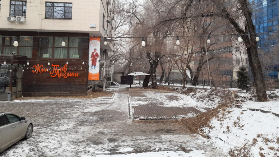 В Алматы снесли летнее кафе ресторана "Жан Плов Лагман": постройка была незаконной