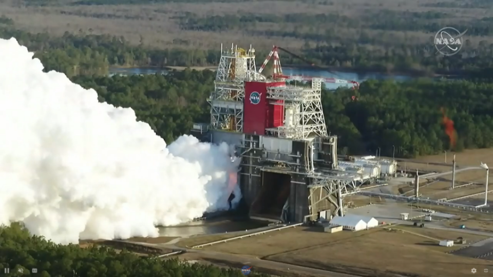 NASA провело огневые испытания двигателей ракеты, чтобы полететь на Луну