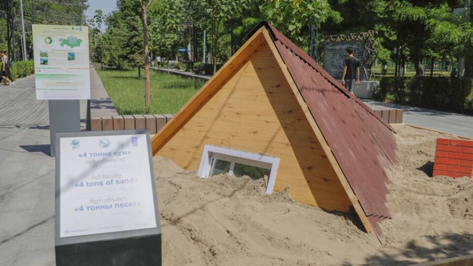 Арт-объект "Четыре тонны песка", меньше месяца простоявший в Алматы, перевезли в Туркестан