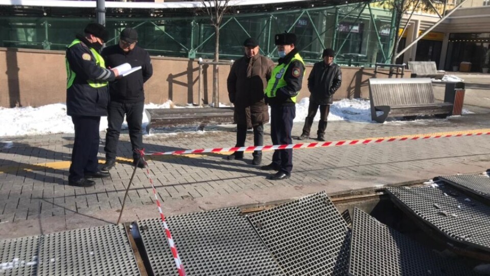 В Алматы коммунальные службы повредили сухой фонтан на улице Панфилова. Полиция составила протокол