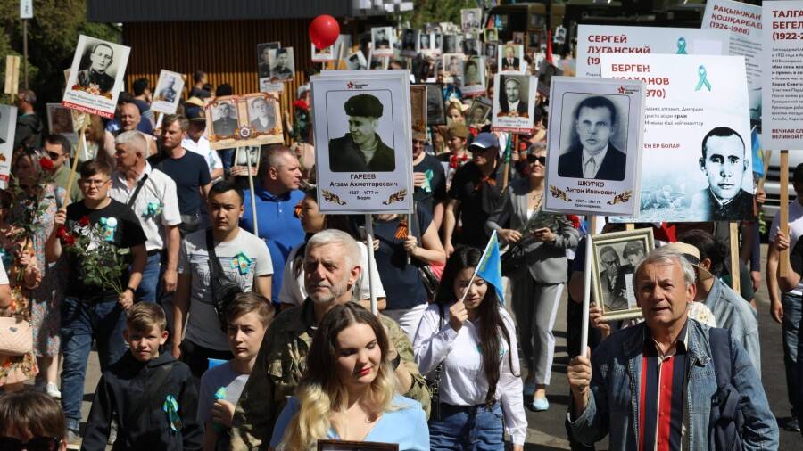 В Алматы тысячи человек пронесли портреты участников ВОВ по улицам города