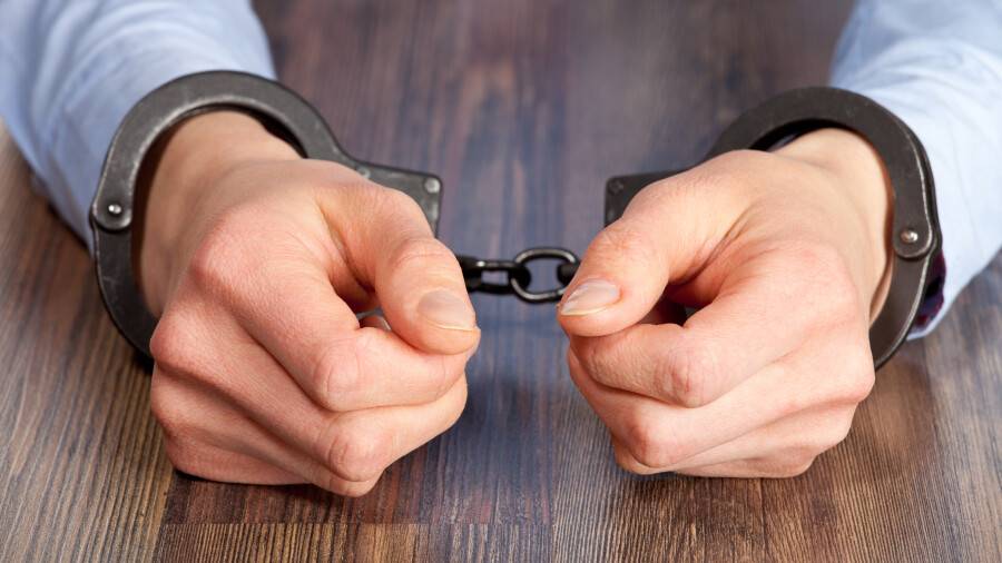 В Актобе полицейский пытался вернуть вложенные в финпирамиду деньги, но получил семь лет заключения