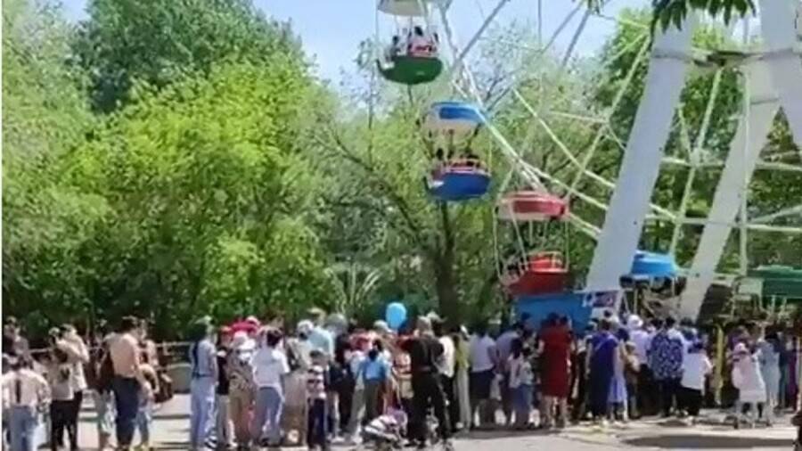В Караганде наказали чиновников после инцидента в центральном парке, где в День защиты детей был нарушен карантин