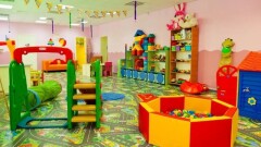 Бір жастағы қызды жұлқылап, қолын шығарып алған тәрбиеші жұмыстан қуылды