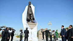 Тоқаев пен Бердімұхамедов Ашхабадтағы Абай ескерткішін салтанатты түрде ашты