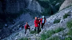 Құтқарушылар Алматы тауларында жарақат алған сингапурлық әйелді эвакуациялады