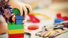Ойын орталығында 3 жасар бүлдіршіннің үстіне темір конструкция құлап кеткен
