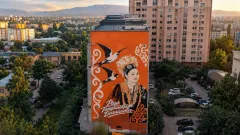 Алматыда аңыз әнші Роза Бағланова тұрған үйде мурал пайда болды