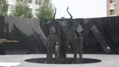 200 мың теңге: Астанада ескерткішті бүлдірген әйел айыппұл арқалады