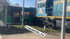 Алматыда тепловоз бен автобус соқтығысты: алты адам зардап шекті