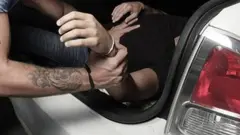 Ақтөбеде ер адамды күштеп көлік жүксалғышына салып әкеткендер ұсталды