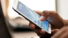 Алматыда мектеп оқушысы бейтаныс адамдармен кездескеннен кейін телефонынан айырылды