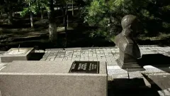 Атырауда 7 жасар қыздың үстіне ескерткіш құлады