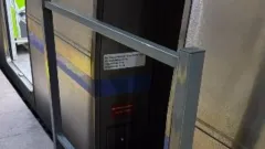 Алматы тұрғындары метро бекеттеріндегі темір қоршауларды сынға алып жатыр