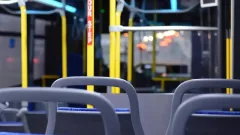 Өскеменде жас жігіт автобуста оқушы қыздарға тиіскен кісіні соққыға жықты