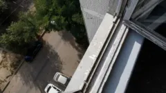 Алматыда ер адам 16-қабаттың балконынан секірмек болды