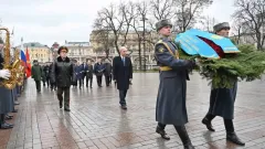 Тоқаев "Белгісіз жауынгер бейіті" ескерткіш мемориалына гүл шоғын қойды