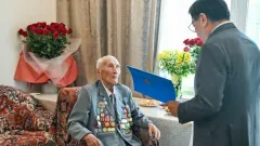 Тоқаев 100 жасқа толған ардагерді марапаттады