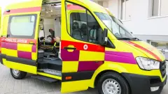 Астанада желден қаңылтыр қоршау құлап, қыз бала зардап шекті