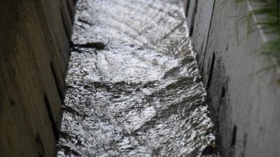 Семейде арық суы жер үйдің аулаларына кіріп жатыр