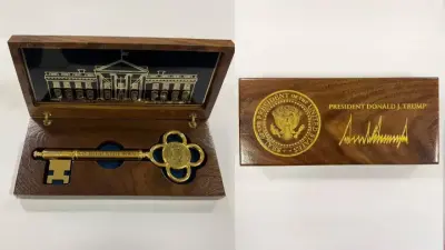 АҚШ президенті Тоқаевқа Ақ үйдің кілтін сыйға берді