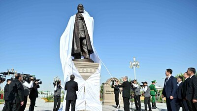 Тоқаев пен Бердімұхамедов Ашхабадтағы Абай ескерткішін салтанатты түрде ашты