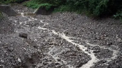 Алматыда жауыннан кейін көшкін жүріп, үйдің шатыры бүлінді