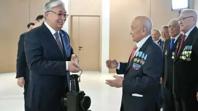Тоқаев ҚТЖ ардагері Қалтай Сәмбетовке "Қазақстанның Еңбек Ері" атағын берді