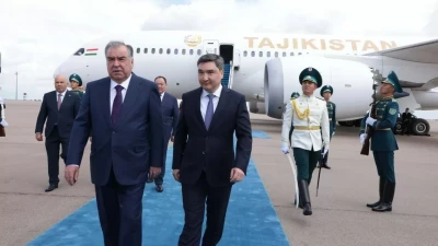 Қазақстанға келген Эмомали Рахмонды Олжас Бектенов күтіп алды