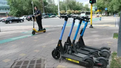 Бір күнде 70 заңбұзушылық: Алматыда самокат жүргізушілеріне бақылау күшейді