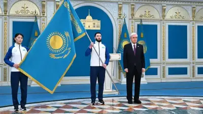 Тоқаев қысқы Олимпиадаға қатысатын спортшыларға Мемлекеттік туды тапсырды
