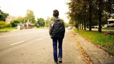 Атырауда көше кезіп, далада түнеп жүрген 14 жастағы жеткіншектің жағдайы жұрттың жағасын ұстатты