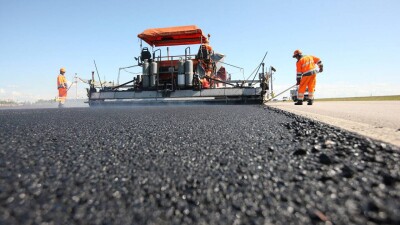 Аягөздік шенеуніктер қар түскенде жолдарға асфальт төсеп жанталасып жатыр