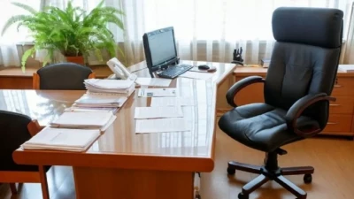 Жұмысқа тек туыстарын тартатын директорға ауыл халқы қарсы шықты