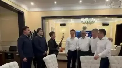 ДДСҰ басшысы Тедрос Гебрейесус қазақстандық құдаларымен бірге қазақша ән шырқады