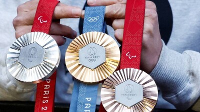 Париж Олимпиадасында жеңіс тұғырынан көрінген спортшылар медалін қайтарып берді