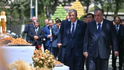 Қасым-Жомарт Тоқаев Тәжікстанның ұлттық тағамдар көрмесін аралады