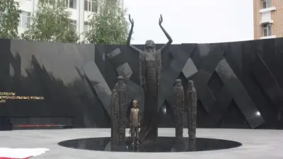 200 мың теңге: Астанада ескерткішті бүлдірген әйел айыппұл арқалады