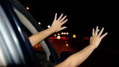 Көлік терезесінен қол, бас шығарған азаматтарға айыппұл салынуы мүмкін