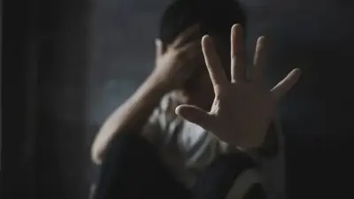 "Буындырып тастаймын". Аулада ойнап жүрген бүлдіршінге қол көтеріп, қоқан-лоқы көрсеткен әйел тексеріліп жатыр