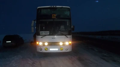 Ақтөбе облысындағы тасжолда шетел азаматтары мінген автобус сынып, жолда қалды