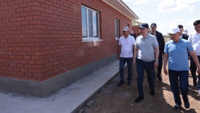 Үкімет басшысы тасқыннан зардап шеккен тұрғындарға арнап салынған үйлерді тексерді