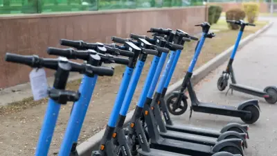 Алматыда самокатқа мінген жасөспірімдер сәби арбасын қағып кетті