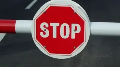 Экс-депутат халық жүретін жолды жауып тастады. Тұрғындар сотқа жүгінеміз деп отыр