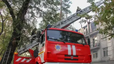 Алматыда көпқабатты үйдің балконы өртенді: 12 адам құтқарылды