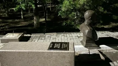 Атырауда 7 жасар қыздың үстіне ескерткіш құлады