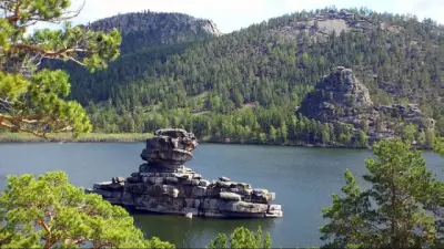 Айыппұл 40 мың теңге: Бурабайдағы Жұмбақтас жартасына шығуға тыйым салынды