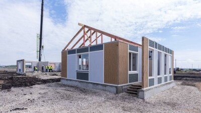 Үкімет басшысы су тасқынынан зардап шеккендер үшін салынған үйдің сапасын тексерді