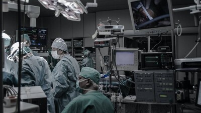 Алматылық дәрігерлер роботтың көмегімен тізеге ота жасады